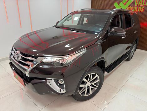 Toyota Hilux SW4 SRX 4x4 2.8 TDI 16V Dies. Aut.