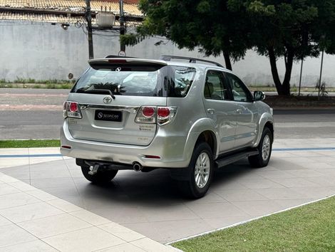 Toyota Hilux SW4 SRV D4-D 4x4 3.0 TDI Dies. Aut