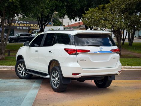 Toyota Hilux SW4 SRX 4x4 2.8 TDI 16V Dies. Aut.