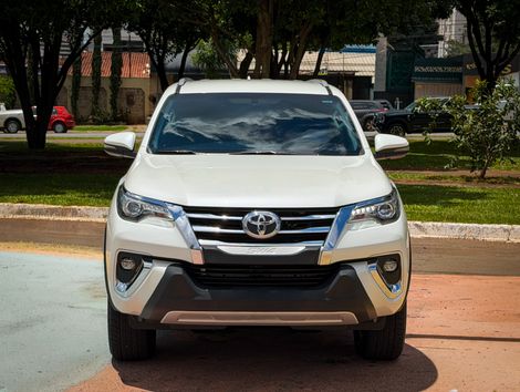 Toyota Hilux SW4 SRX 4x4 2.8 TDI 16V Dies. Aut.