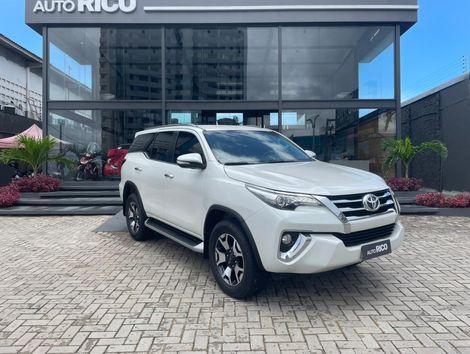 Toyota Hilux SW4 SRX 4x4 2.8 TDI 16V Dies. Aut.