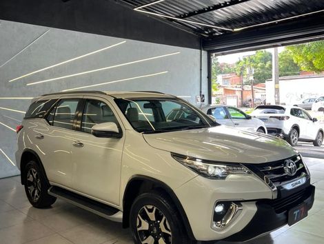 Toyota Hilux SW4 SRX Diamo. 4x4 2.8 TB Die Aut.