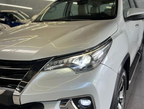 Toyota Hilux SW4 SRX Diamo. 4x4 2.8 TB Die Aut.