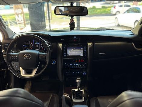 Toyota Hilux SW4 SRX 4x4 2.8 TDI 16V Dies. Aut.