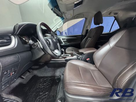 Toyota Hilux SW4 SRX 4x4 2.8 TDI 16V Dies. Aut.