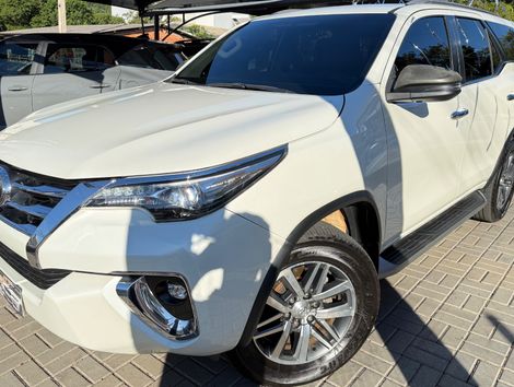 Toyota Hilux SW4 SRX 4x4 2.8 TDI 16V Dies. Aut.