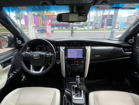 Toyota Hilux SW4 Diamond 2.8 TB 4x4 Die. Aut.