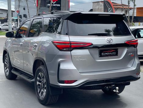 Toyota Hilux SW4 Diamond 2.8 TB 4x4 Die. Aut.