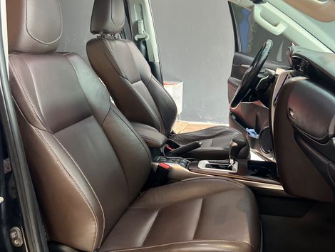 Toyota Hilux SW4 SRX 4x4 2.8 TDI 16V Dies. Aut.