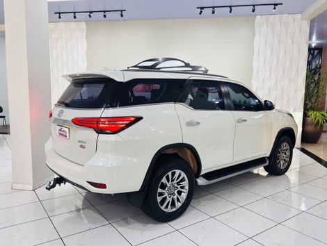 Toyota Hilux SW4 SRX 4x4 2.8 TDI 16V Dies. Aut.