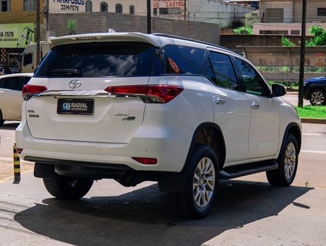 Toyota Hilux SW4 SRV 4x2 2.7 Flex 16V Aut.