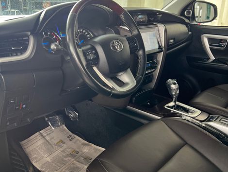 Toyota Hilux SW4 SRX 4x4 2.8 TDI 16V Dies. Aut.