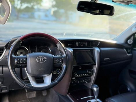 Toyota Hilux SW4 SRX 4x4 2.8 TDI 16V Dies. Aut.