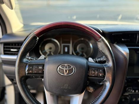 Toyota Hilux SW4 SRX 4x4 2.8 TDI 16V Dies. Aut.