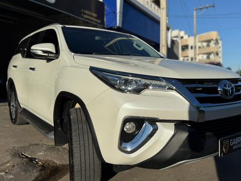 Toyota Hilux SW4 SRX 4x4 2.8 TDI 16V Dies. Aut.