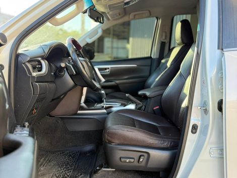 Toyota Hilux SW4 SRX 4x4 2.8 TDI 16V Dies. Aut.