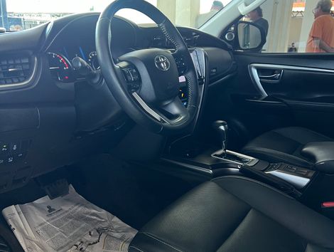 Toyota Hilux SW4 SRX 4x4 2.8 TDI 16V Dies. Aut.