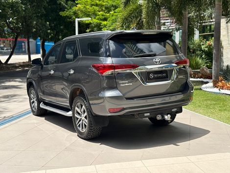 Toyota Hilux SW4 SRX 4x4 2.8 TDI 16V Dies. Aut.