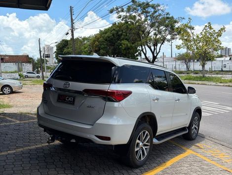 Toyota Hilux SW4 SRX 4x4 2.8 TDI 16V Dies. Aut.