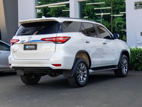 Toyota Hilux SW4 SRX 4x4 2.8 TDI 16V Dies. Aut.