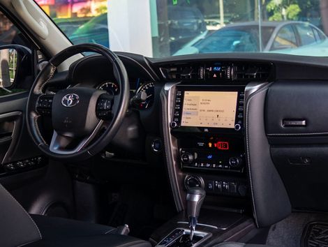 Toyota Hilux SW4 SRX 4x4 2.8 TDI 16V Dies. Aut.