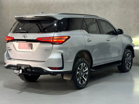 Toyota Hilux SW4 SRX Plat. 4x4 2.8 TB Die. Aut.