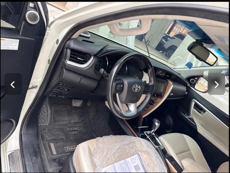 Toyota Hilux SW4 SRX Diamo. 4x4 2.8 TB Die Aut.