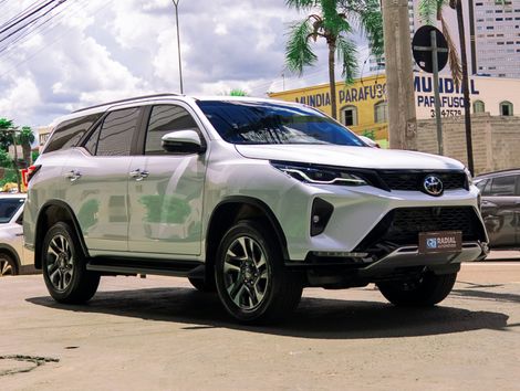 Toyota Hilux SW4 SRX Plat. 4x4 2.8 TB Die. Aut.