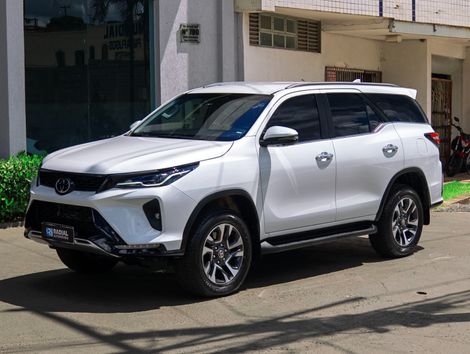 Toyota Hilux SW4 SRX Plat. 4x4 2.8 TB Die. Aut.