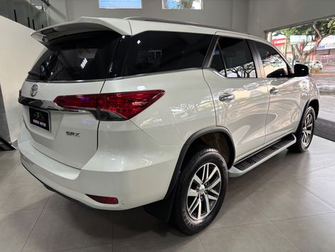 Toyota Hilux SW4 SRX 4x4 2.8 TDI 16V Dies. Aut.