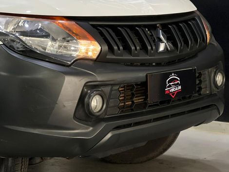 Mitsubishi L200 Tri. Outd. GLX 2.4 CD 4x4 Die. Mec.