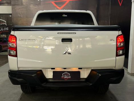 Mitsubishi L200 Tri. Outd. GLX 2.4 CD 4x4 Die. Mec.