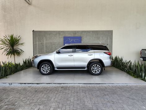 Toyota Hilux SW4 SRX 4x4 2.8 TDI 16V Dies. Aut.