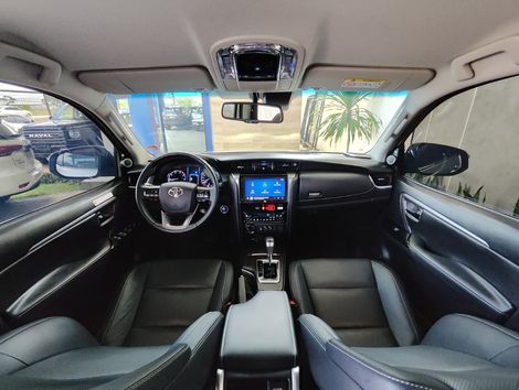 Toyota Hilux SW4 SRX 4x4 2.8 TDI 16V Dies. Aut.