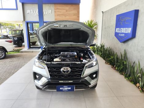 Toyota Hilux SW4 SRX 4x4 2.8 TDI 16V Dies. Aut.