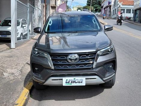 Toyota Hilux SW4 SRX 4x4 2.8 TDI 16V Dies. Aut.