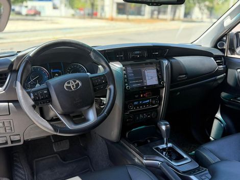 Toyota Hilux SW4 SRX 4x4 2.8 TDI 16V Dies. Aut.