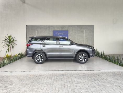 Toyota Hilux SW4 SRX Plat. 4x4 2.8 TB Die. Aut.