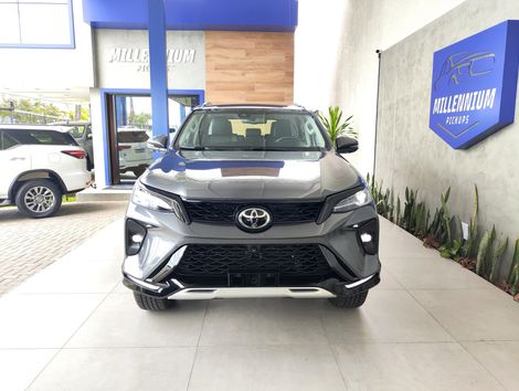 Toyota Hilux SW4 SRX Plat. 4x4 2.8 TB Die. Aut.