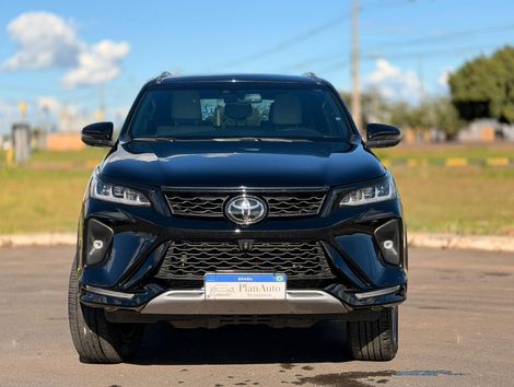 Toyota Hilux SW4 Diamond 2.8 TB 4x4 Die. Aut.