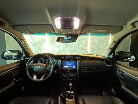 Toyota Hilux SW4 SRX 4x4 2.8 TDI 16V Dies. Aut.