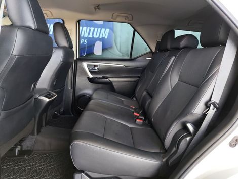 Toyota Hilux SW4 SRX Plat. 4x4 2.8 TB Die. Aut.