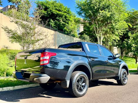 Mitsubishi L200 Tri. Outd. GLX 2.4 CD 4x4 Die. Mec.