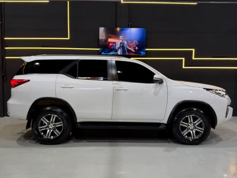 Toyota Hilux SW4 SR 4x2 2.7/ 2.7 Flex 16V Aut.