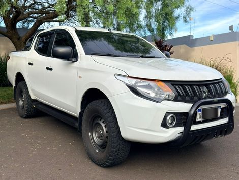 Mitsubishi L200 Tri. Outd. GLX 2.4 CD 4x4 Die. Mec.