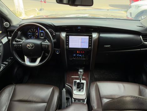 Toyota Hilux SW4 SRX 4x4 2.8 TDI 16V Dies. Aut.