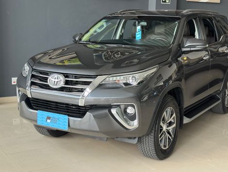 Toyota Hilux SW4 SRX 4x4 2.8 TDI 16V Dies. Aut.