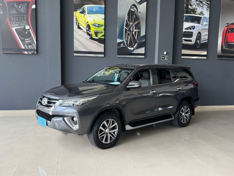 Toyota Hilux SW4 SRX 4x4 2.8 TDI 16V Dies. Aut.