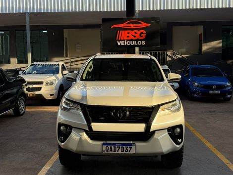 Toyota Hilux SW4 SRX 4x4 2.8 TDI 16V Dies. Aut.