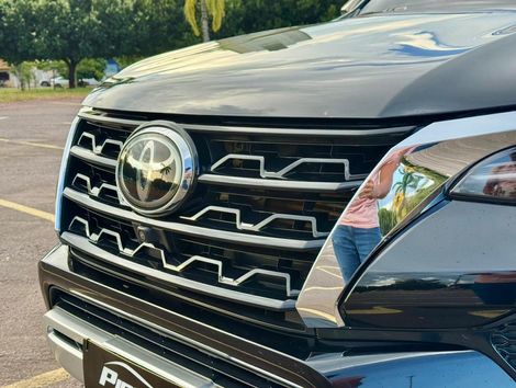 Toyota Hilux SW4 SRX 4x4 2.8 TDI 16V Dies. Aut.